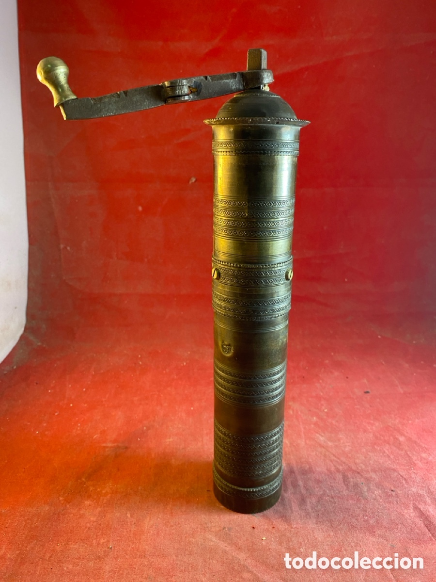 Antig&uuml;edades: Antiguo molinillo de bronce - Foto 1