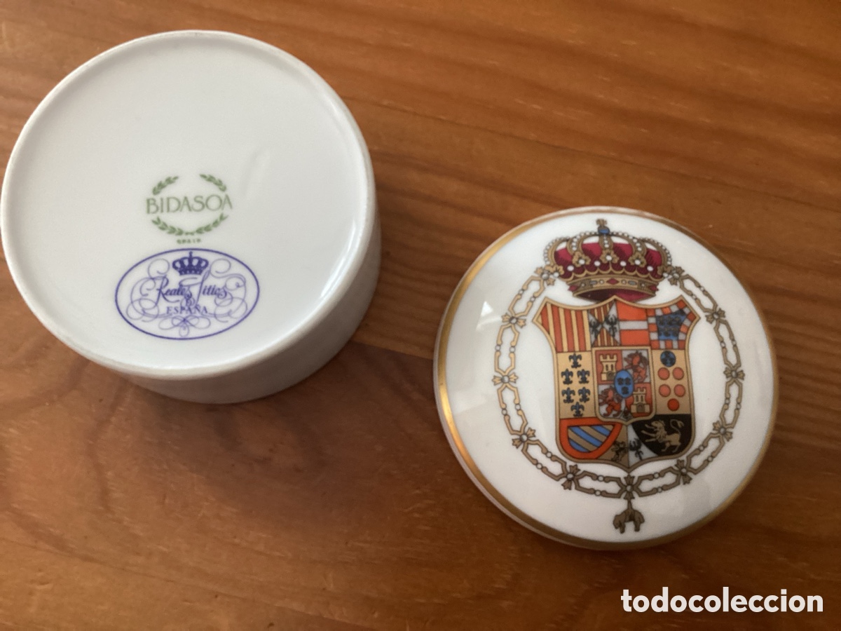 Antiques: Par de piezas en porcelana Bidasoa para los Reales Sitios, con escudo Real grande de Espa&ntilde;a