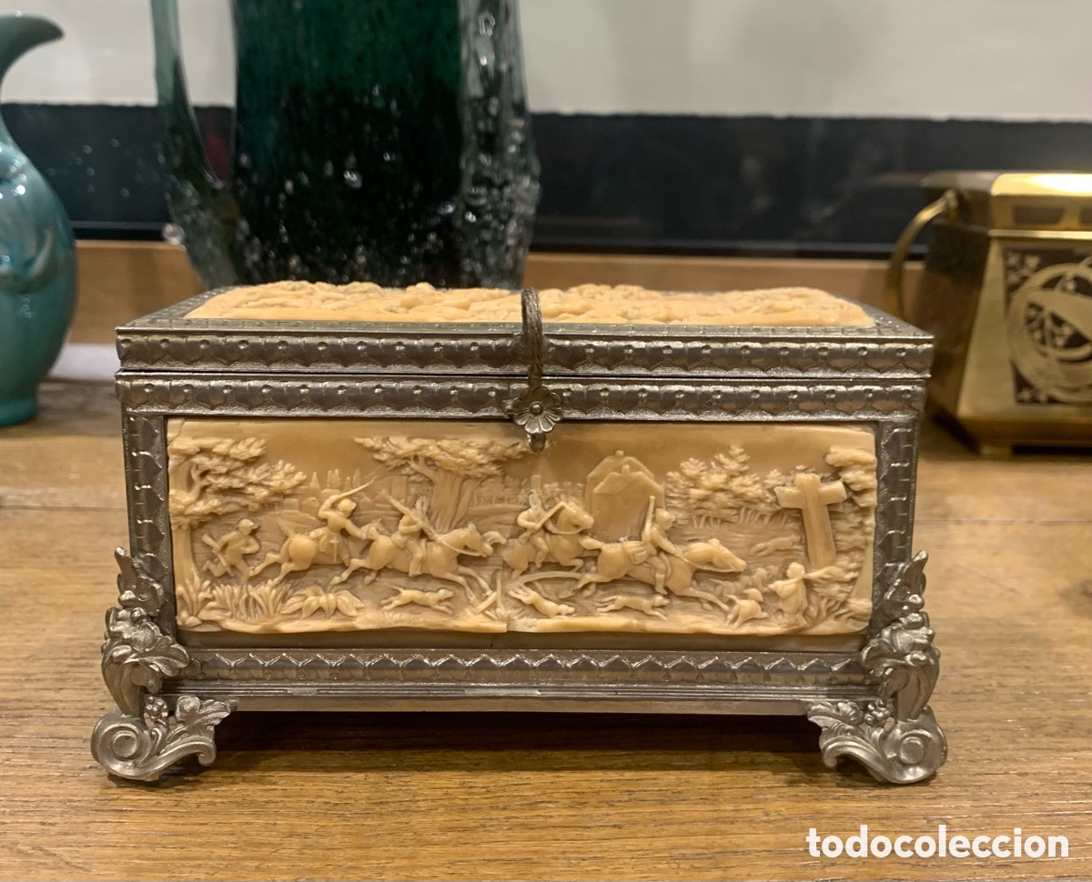 Antig&uuml;edades: Joyero de bronce y caliza. 1850 - Foto 13