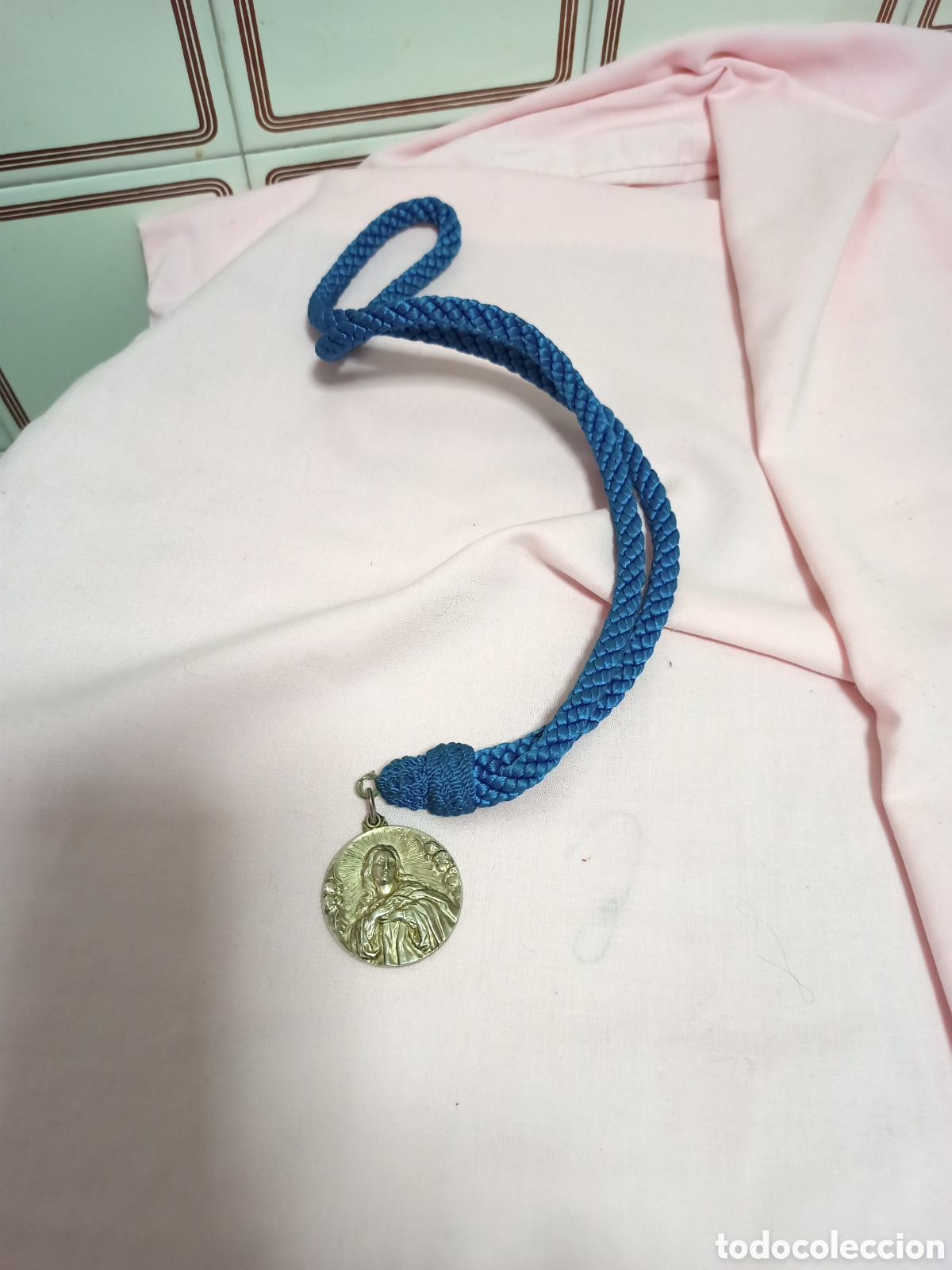 Antig&uuml;edades: Antigua medalla con cord&oacute;n. - Foto 1