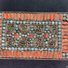 Antigüedades: CAJA TIBETANA ANTIGUA DE LATÓN CON FILIGRANAS Y DECORACIONES EN CORAL Y TURQUESA. PRINCIPIOS S.XX