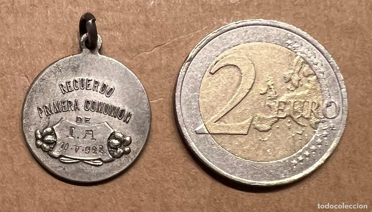 Antig&uuml;edades: Medalla recuerdo de la Primera Comuni&oacute;n (1928) - Foto 2