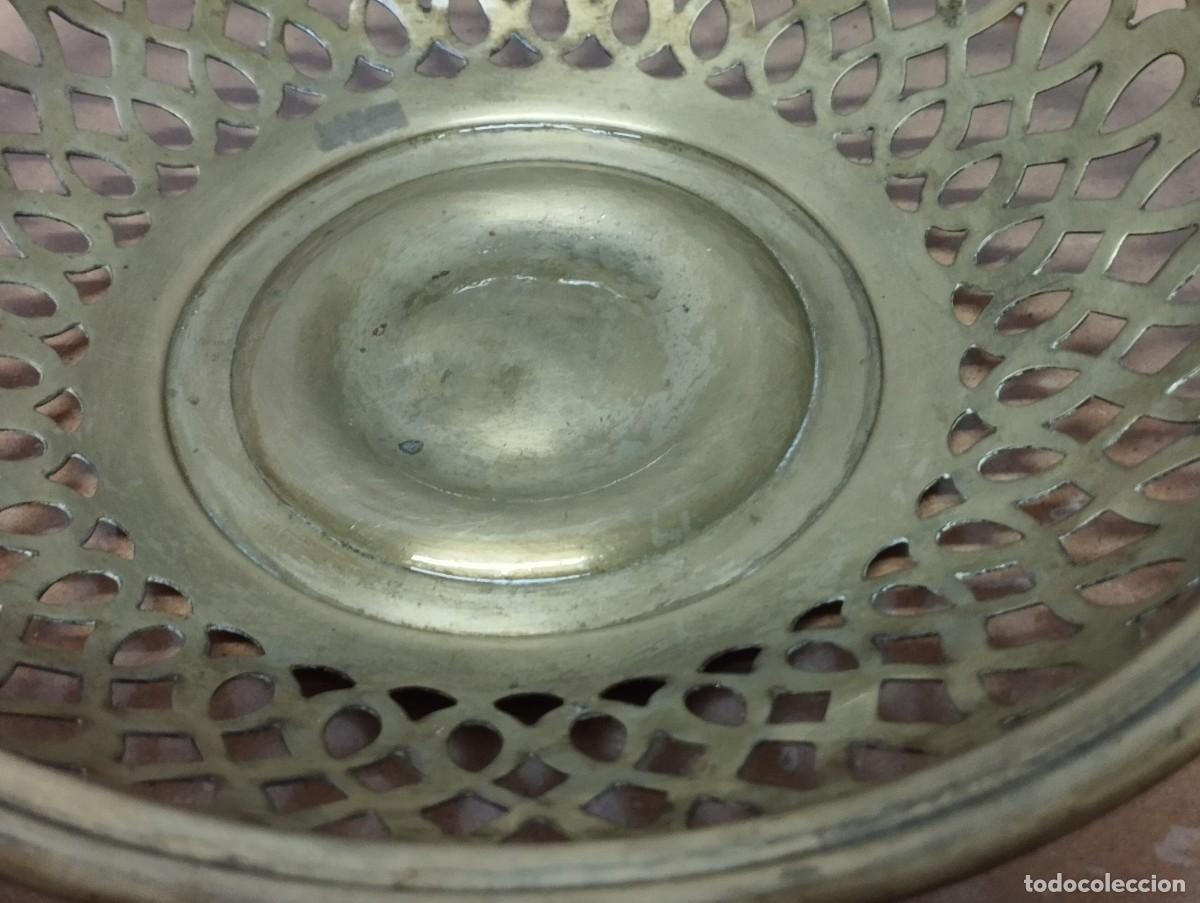 Antig&uuml;edades: CUENCO O BANDEJA DE LAT&Oacute;N CALADO - Foto 4