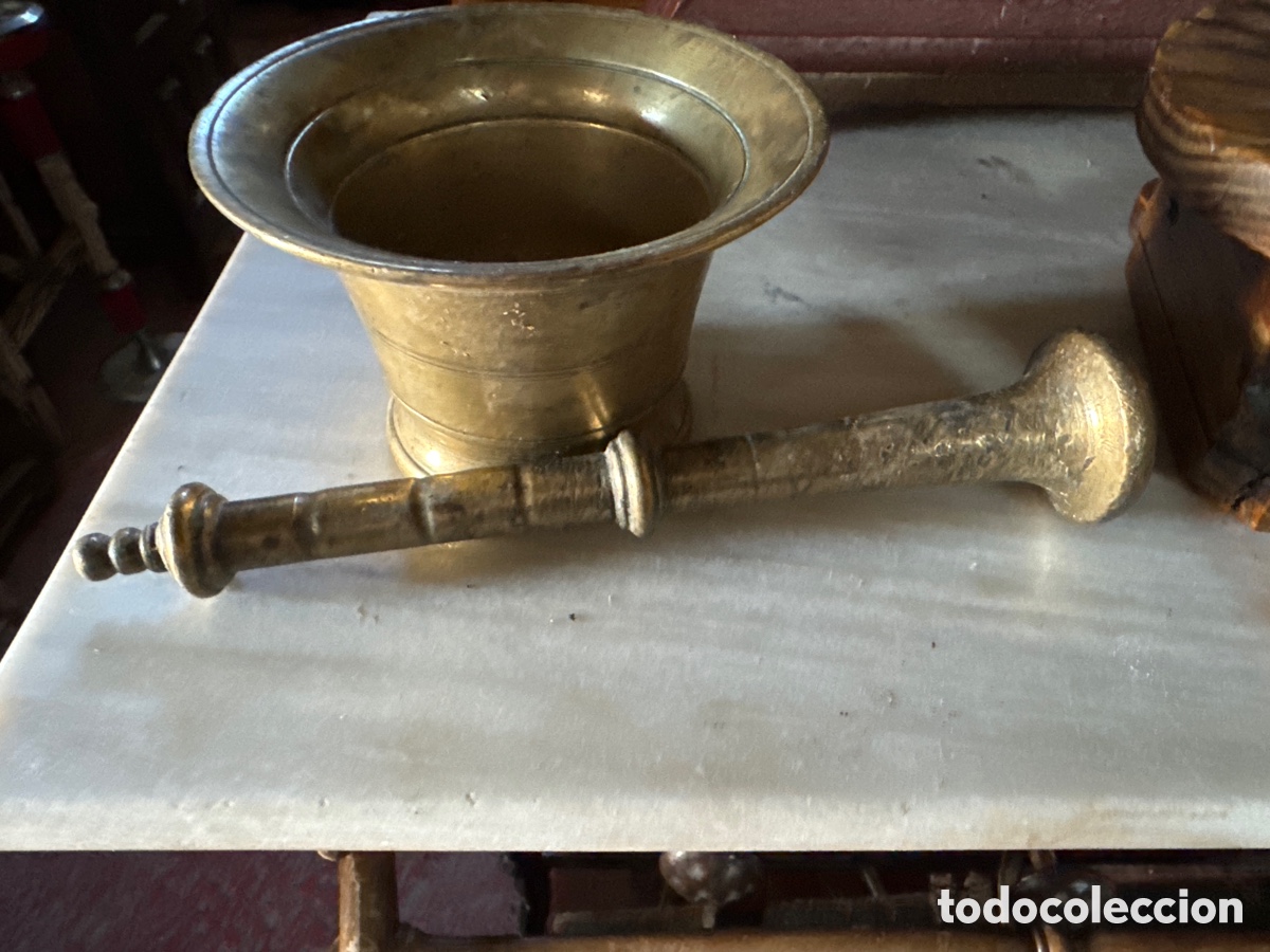 Antig&uuml;edades: Almirez de bronce con su soporte de madera tallado - Foto 2