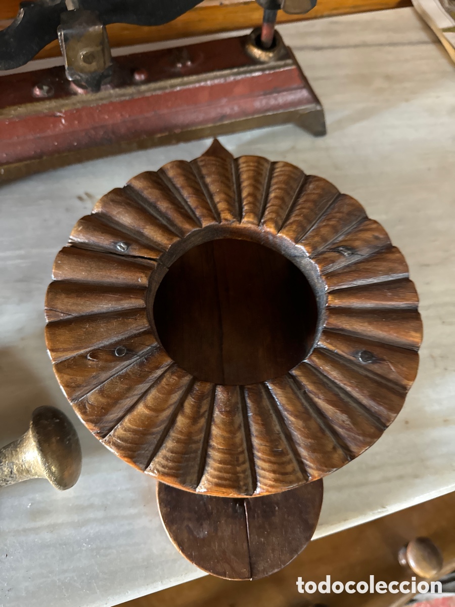 Antig&uuml;edades: Almirez de bronce con su soporte de madera tallado - Foto 3