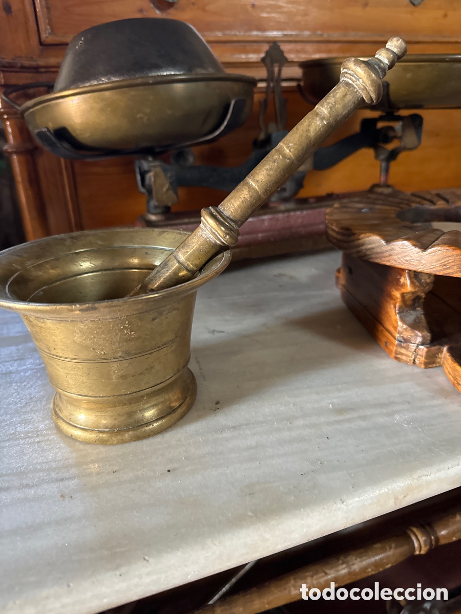 Antig&uuml;edades: Almirez de bronce con su soporte de madera tallado - Foto 1
