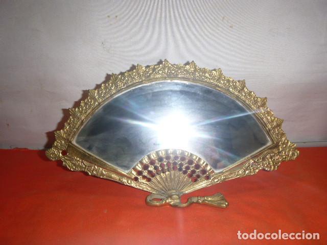 Antig&uuml;edades: ABANICO LATON CON ESPEJO - Foto 1