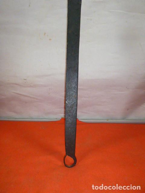 Antig&uuml;edades: ANTIGUO CALENTADOR BRONZE MANGO FORJA - Foto 2