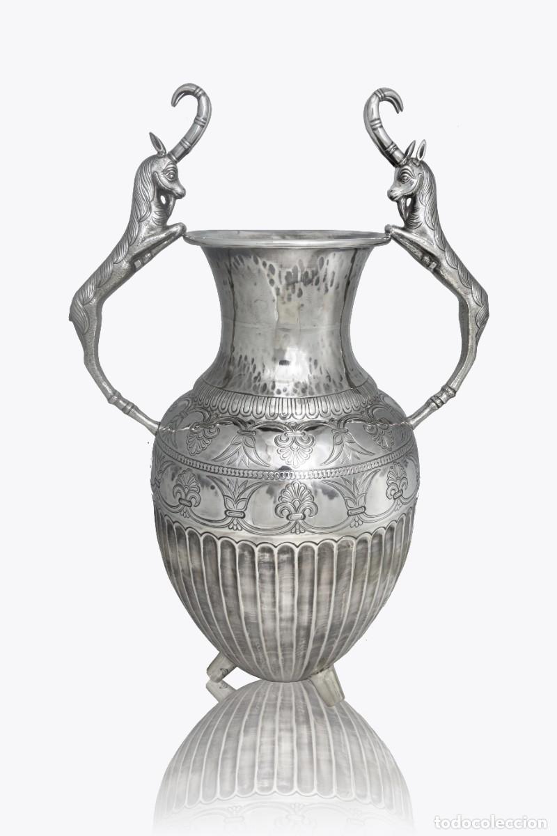 Antig&uuml;edades: Jarra de plata con gacelas - Foto 1