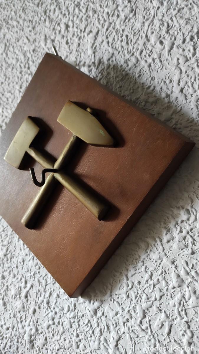 Antig&uuml;edades: CUADRO CON DOS MARTILLOS DE BRONCE - Foto 1