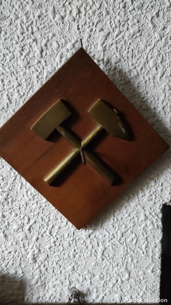 Antig&uuml;edades: CUADRO CON DOS MARTILLOS DE BRONCE - Foto 2