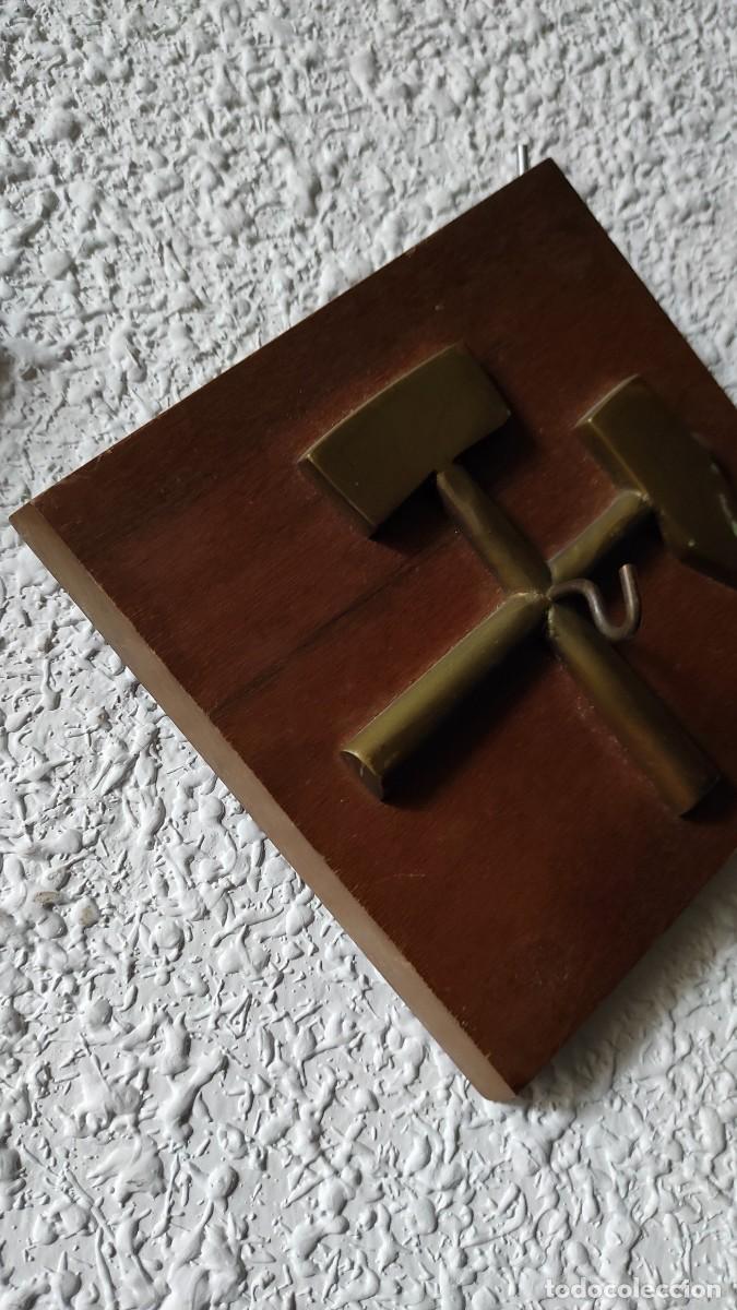 Antig&uuml;edades: CUADRO CON DOS MARTILLOS DE BRONCE - Foto 3