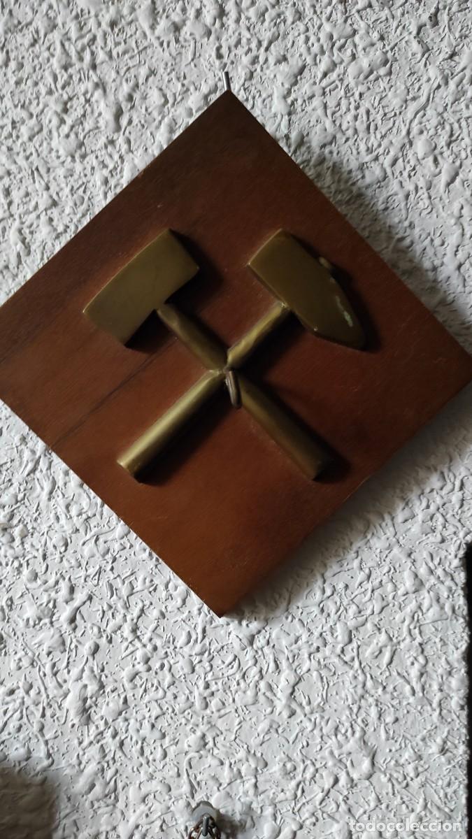 Antig&uuml;edades: CUADRO CON DOS MARTILLOS DE BRONCE - Foto 4