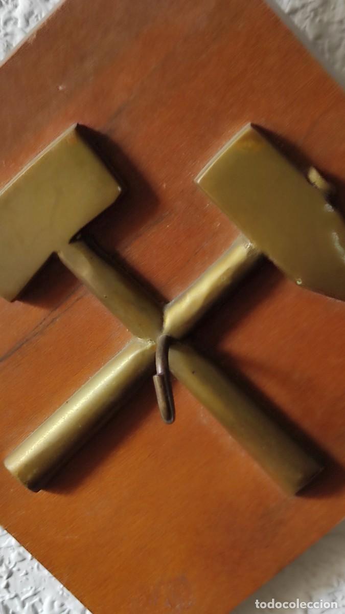 Antig&uuml;edades: CUADRO CON DOS MARTILLOS DE BRONCE - Foto 6