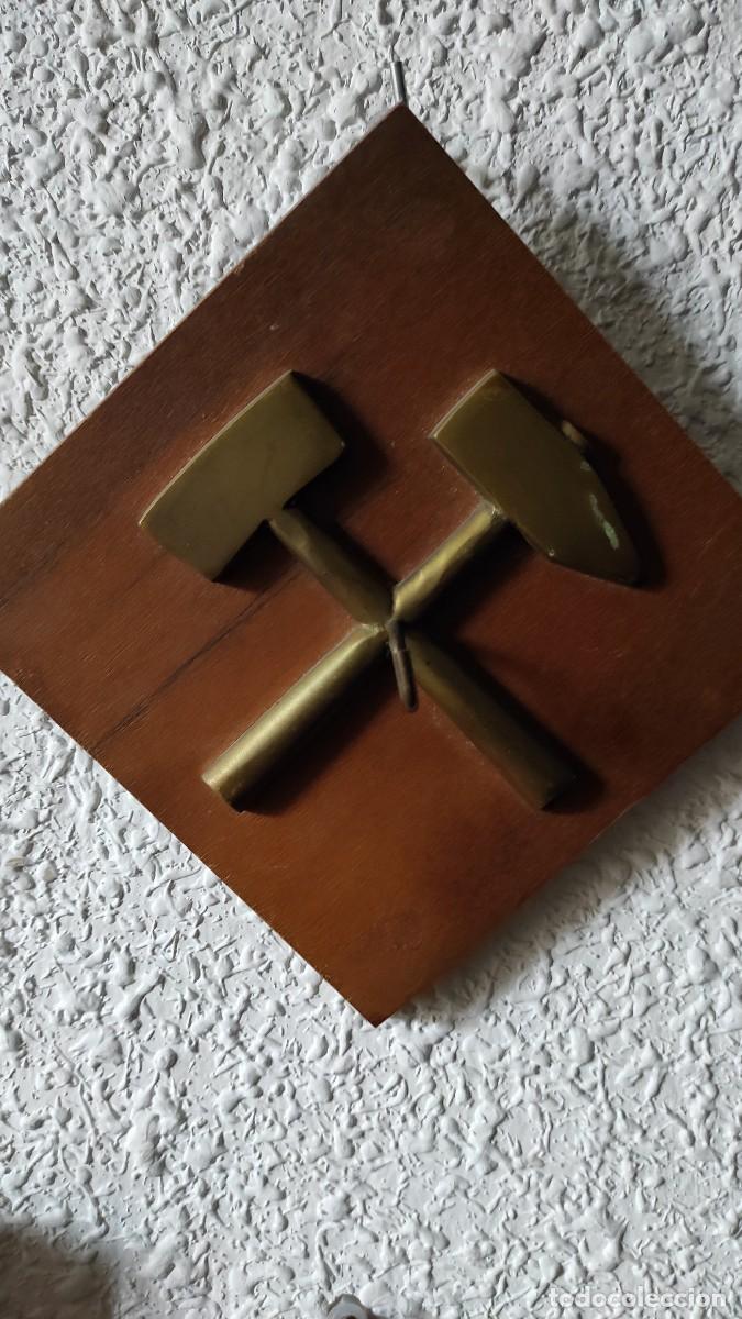 Antig&uuml;edades: CUADRO CON DOS MARTILLOS DE BRONCE - Foto 7