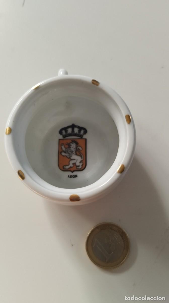Antig&uuml;edades: Orinal bac&iacute;n miniatura recuerdo de Le&oacute;n - Foto 1