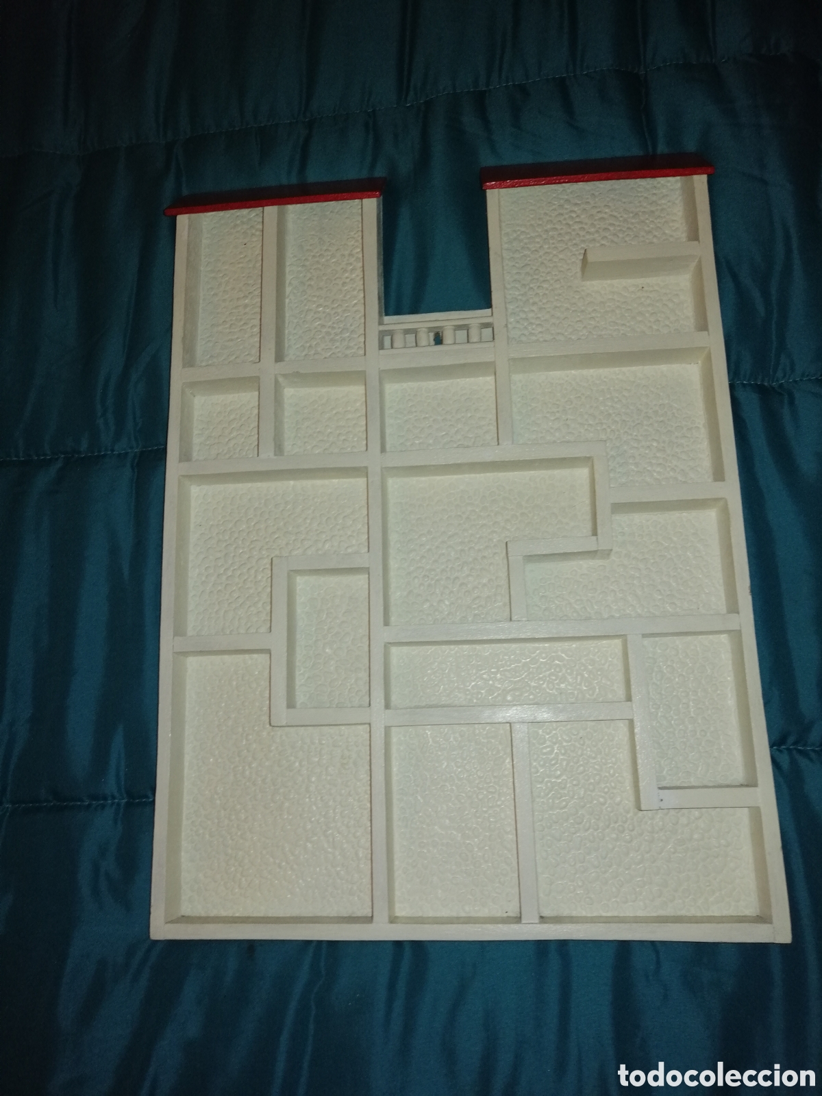 Antig&uuml;edades: Casa estanter&iacute;a de madera blanca