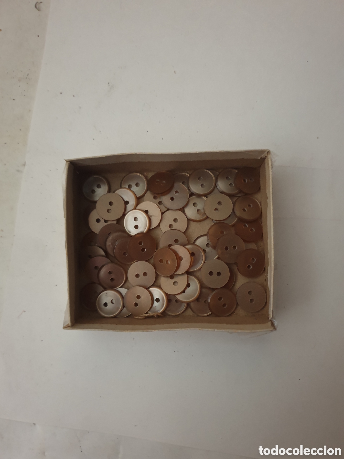 Antig&uuml;edades: CAJA BOTONES MARRONES - Foto 1
