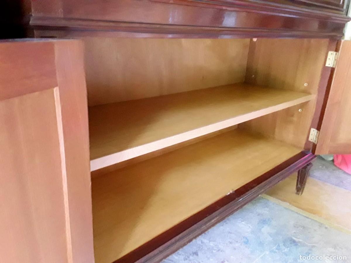 Antig&uuml;edades: 2 vitrinas expositoras estilo Luis XVI con marqueteria - Foto 3