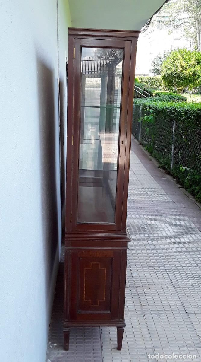 Antig&uuml;edades: 2 vitrinas expositoras estilo Luis XVI con marqueteria - Foto 6