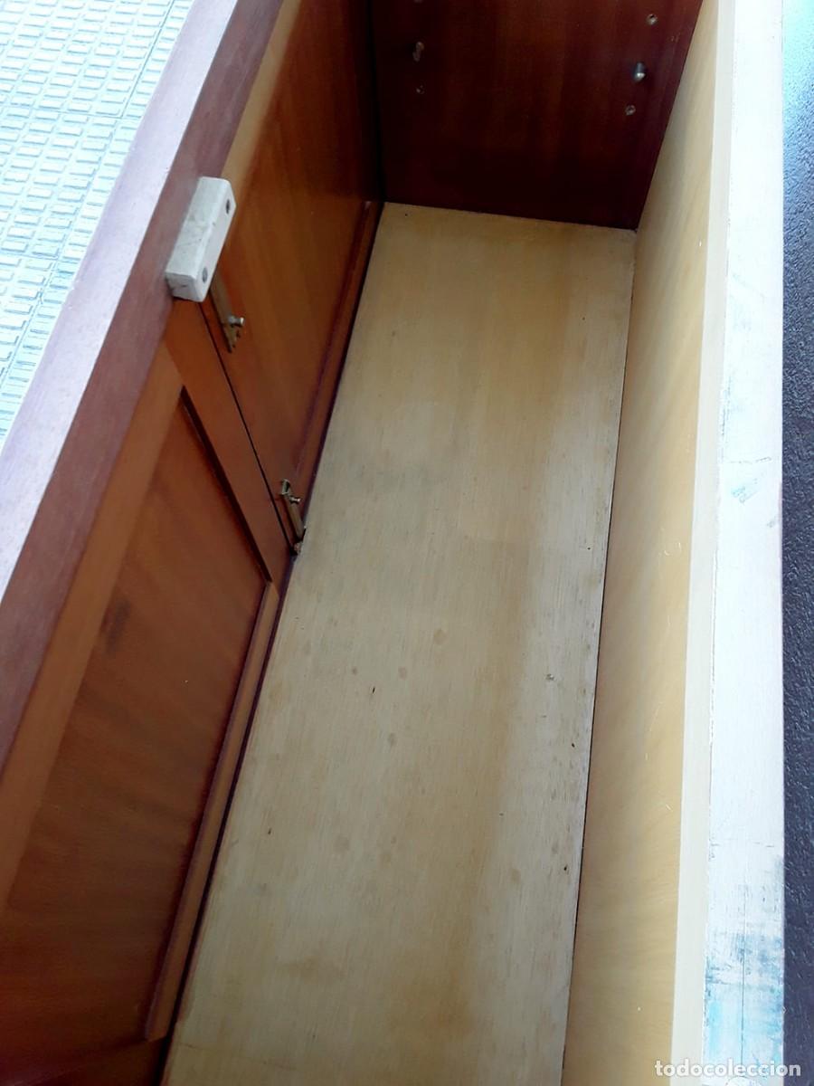Antig&uuml;edades: 2 vitrinas expositoras estilo Luis XVI con marqueteria - Foto 13