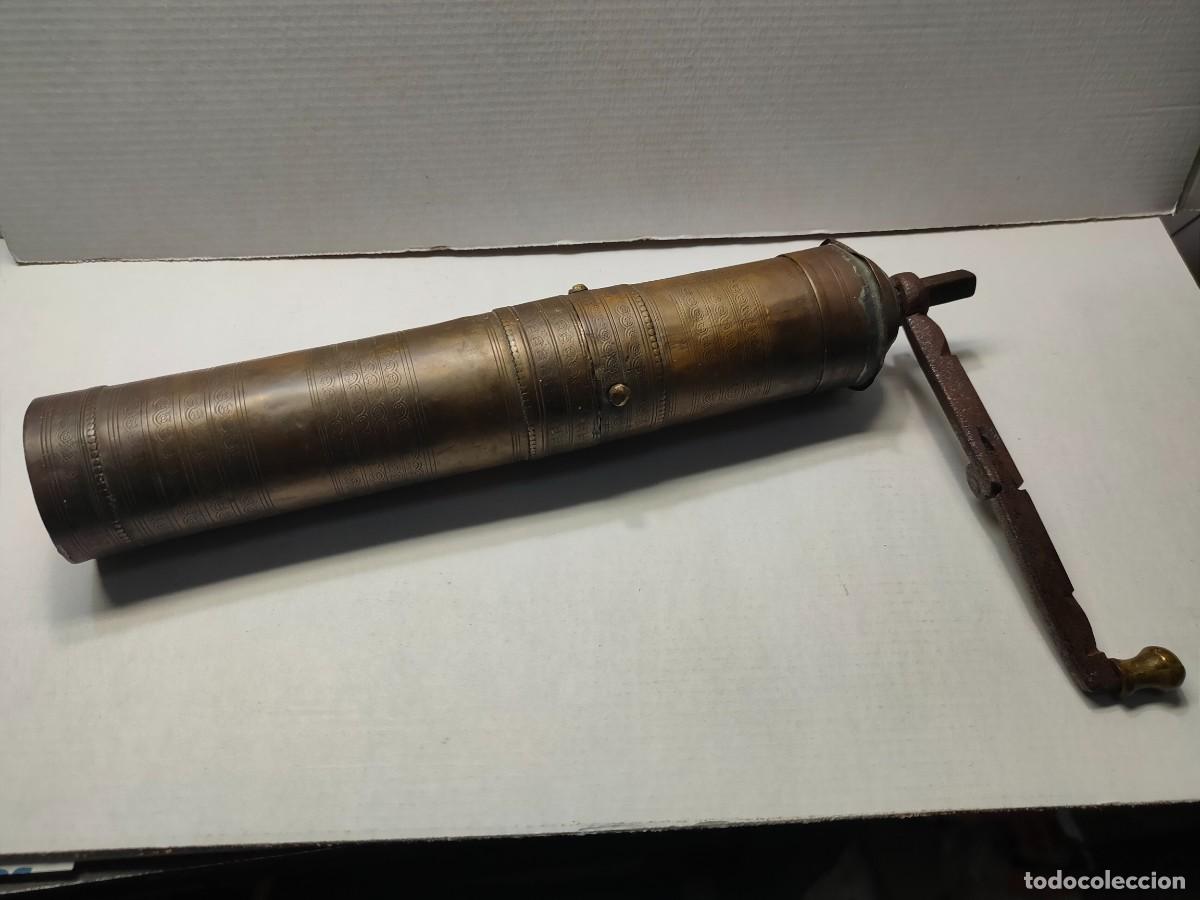 Antig&uuml;edades: Molinillo de Caf&eacute;/Pimienta Grande en BRONCE Tallado con Maneta siglo XIX