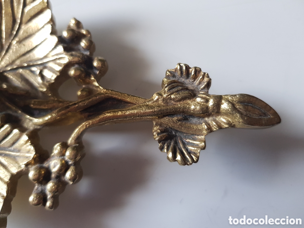 Antig&uuml;edades: Palmatoria de bronce con forma de hoja de parra. - Foto 4