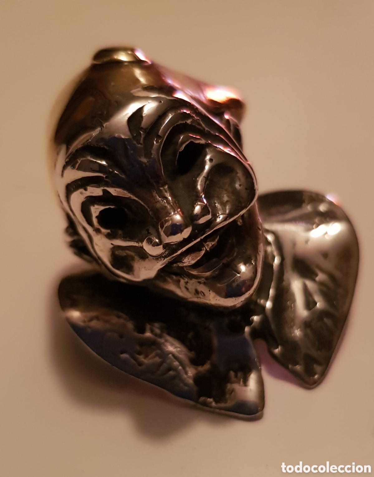 Antig&uuml;edades: Cabeza con m&aacute;scara, plata 925/000 y bronce.