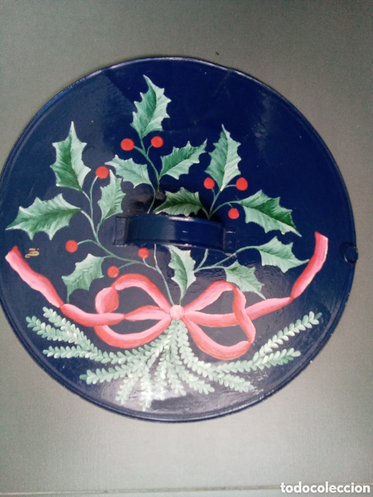 Antig&uuml;edades: Tapa de cazuela decorada, di&aacute;metro 41cm altura hueco del asa 5'5cm