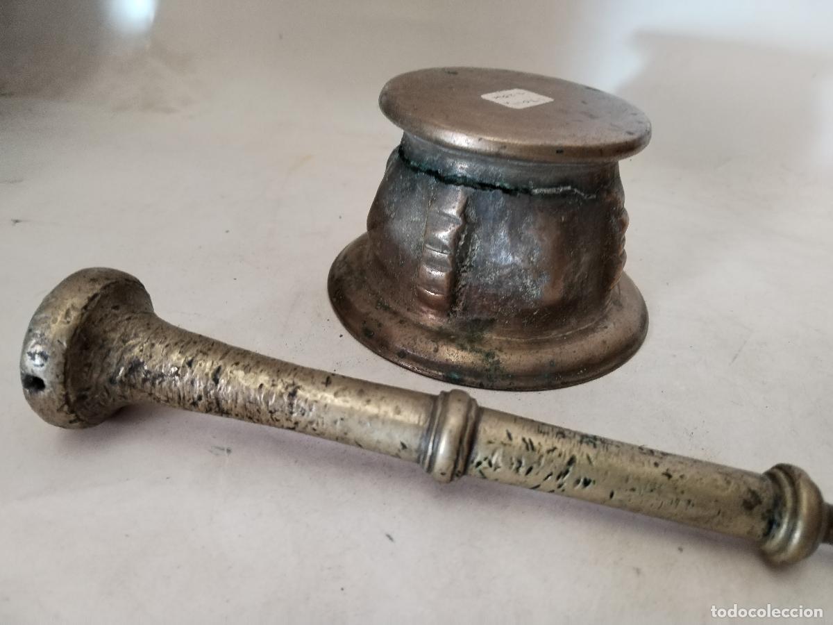 Antig&uuml;edades: antiguo almirez de bronce con maza - Foto 2