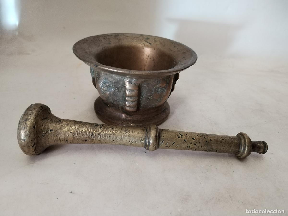 Antig&uuml;edades: antiguo almirez de bronce con maza - Foto 3
