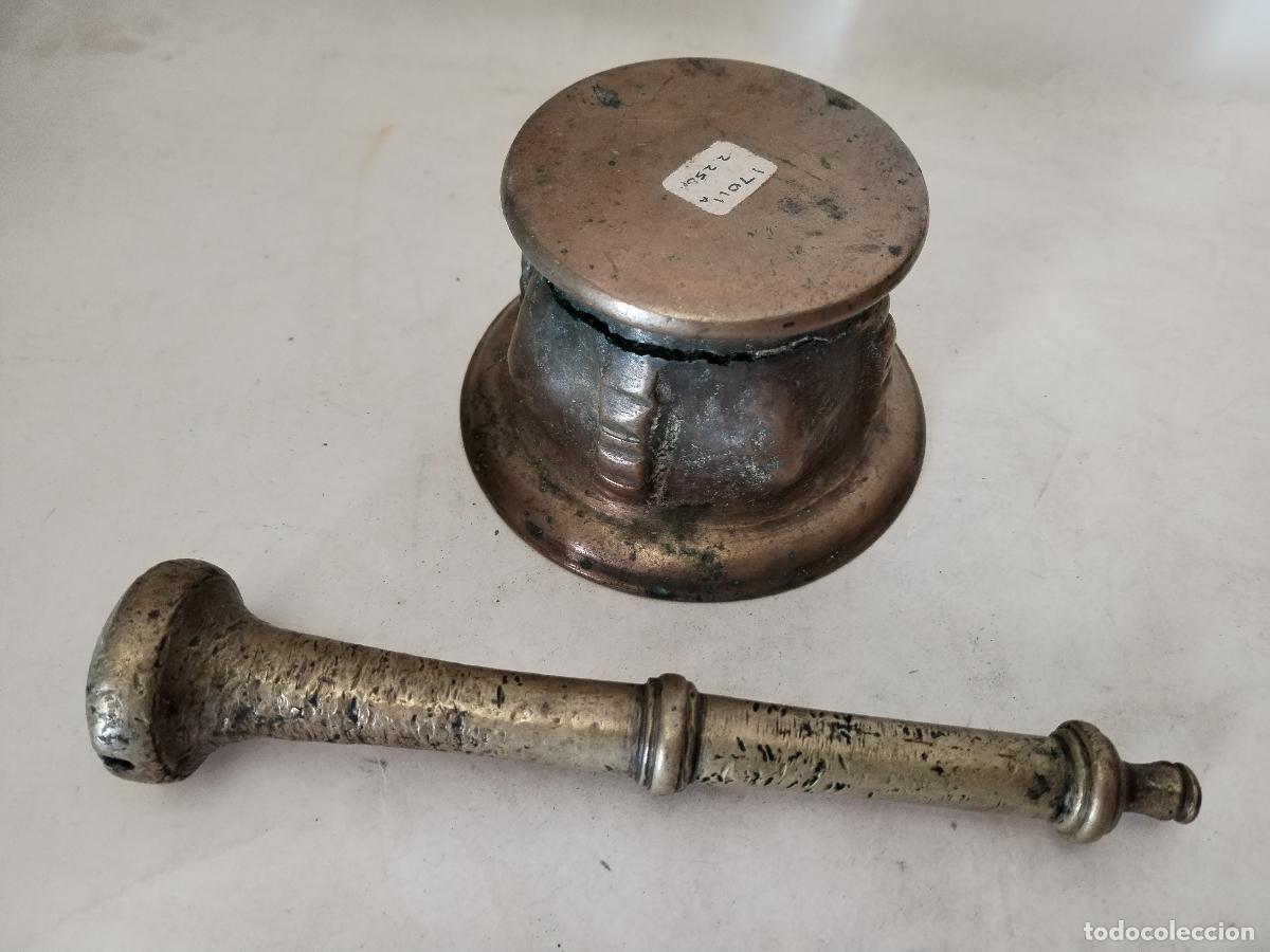 Antig&uuml;edades: antiguo almirez de bronce con maza - Foto 4