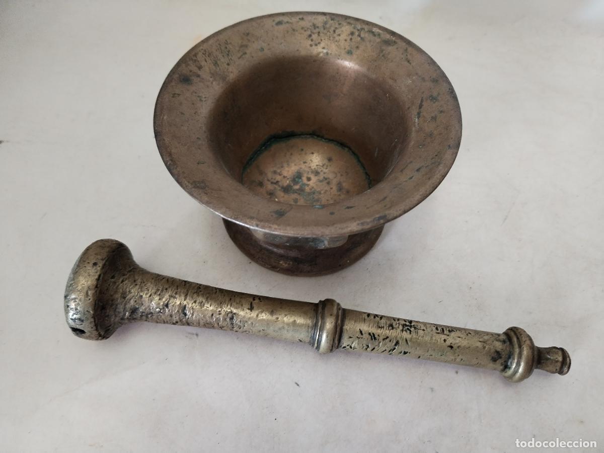 Antig&uuml;edades: antiguo almirez de bronce con maza - Foto 5