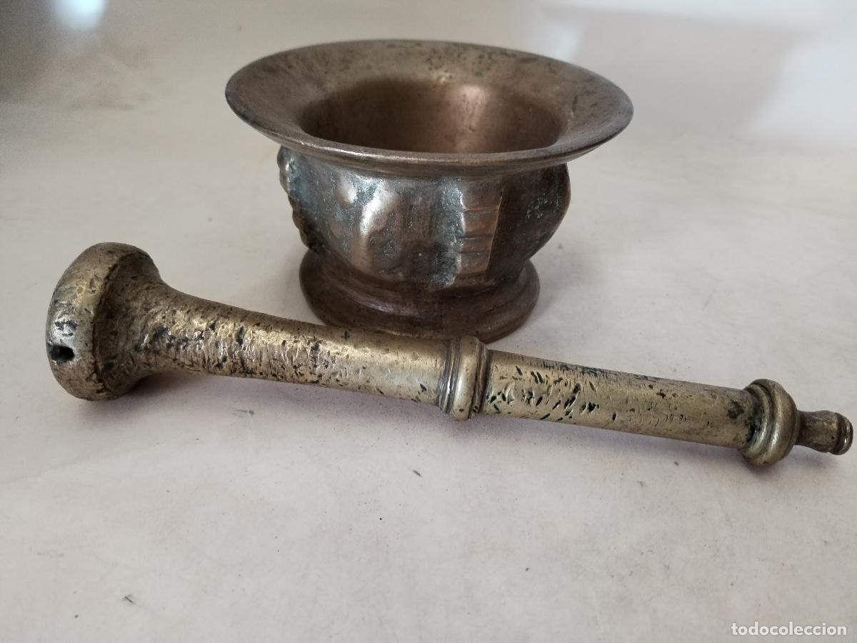 Antig&uuml;edades: antiguo almirez de bronce con maza - Foto 7