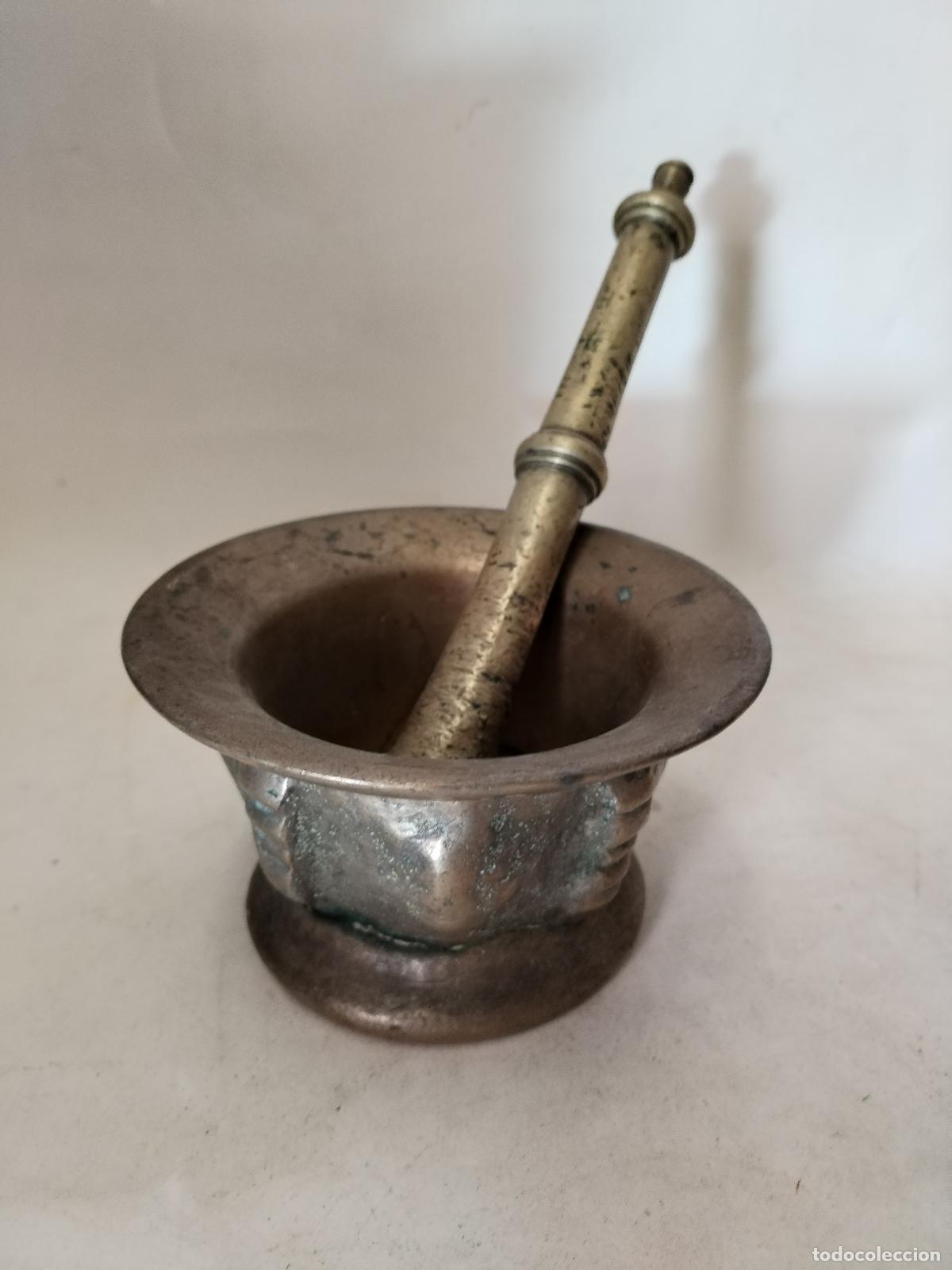 Antig&uuml;edades: antiguo almirez de bronce con maza - Foto 1
