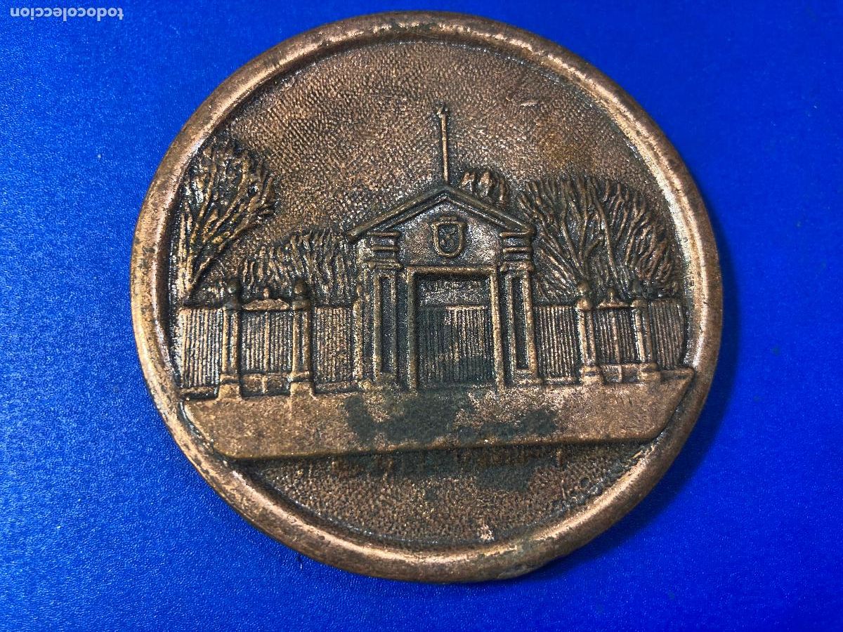 Antiquit&auml;ten: medalla placa met&aacute;lica ayuntamiento de Albacete antigua puerta del recinto ferial 6 cms di&aacute;metro