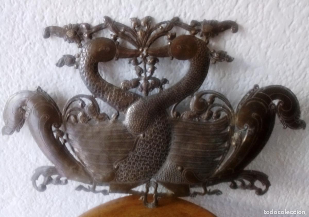 Antig&uuml;edades: PLACA DE LAT&Oacute;N DECORATIVA - CISNES - Foto 1