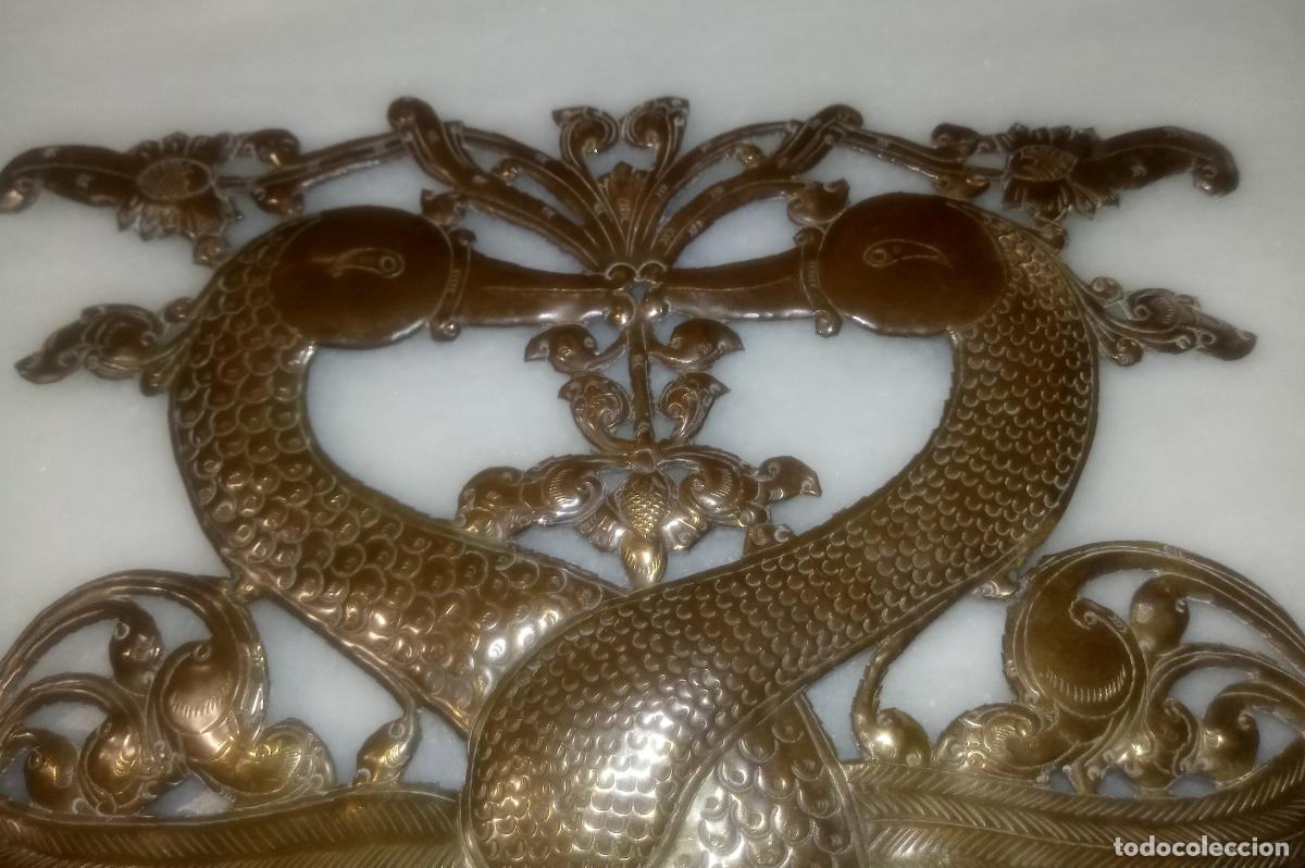 Antig&uuml;edades: PLACA DE LAT&Oacute;N DECORATIVA - CISNES - Foto 2