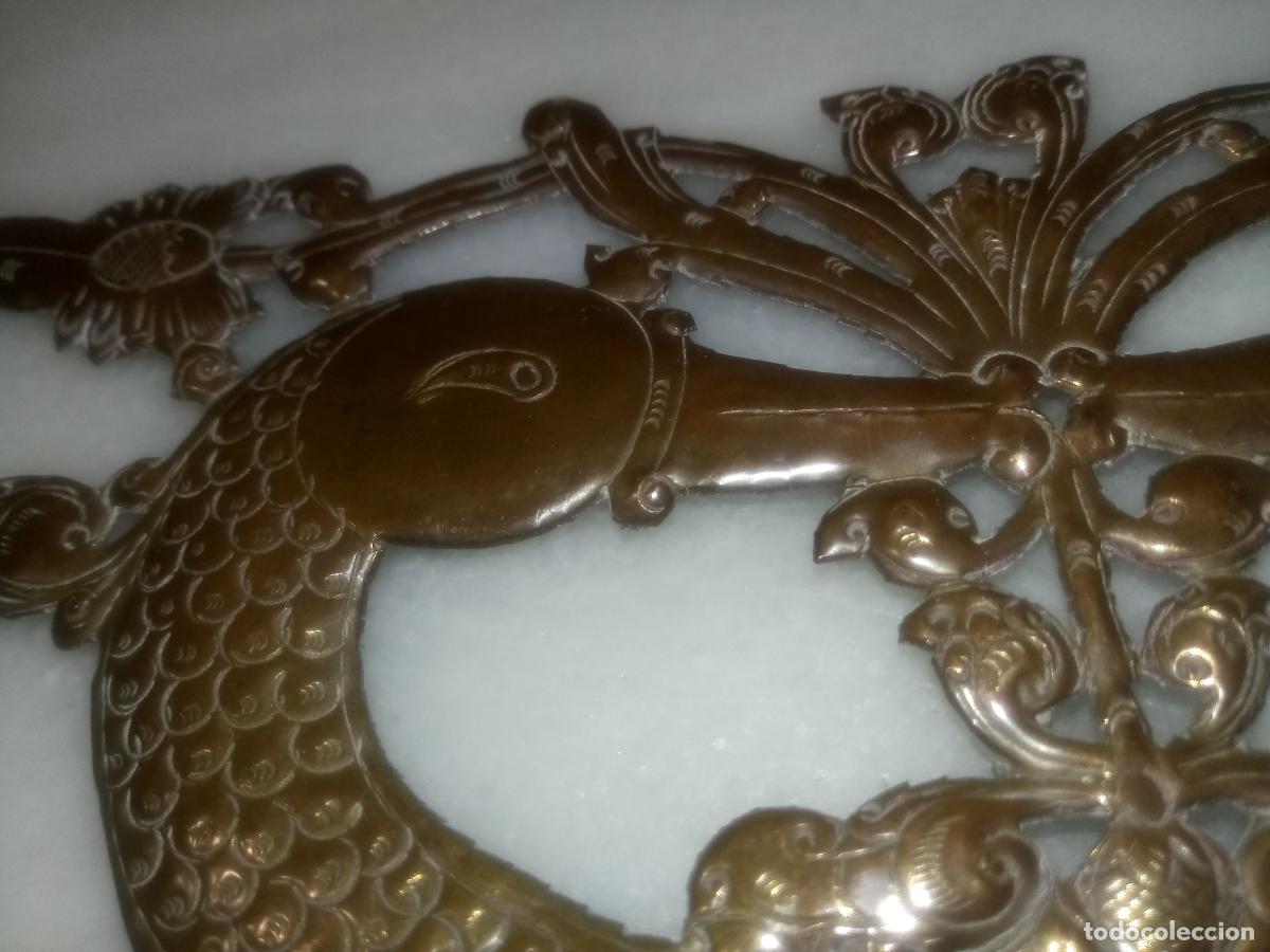 Antig&uuml;edades: PLACA DE LAT&Oacute;N DECORATIVA - CISNES - Foto 3