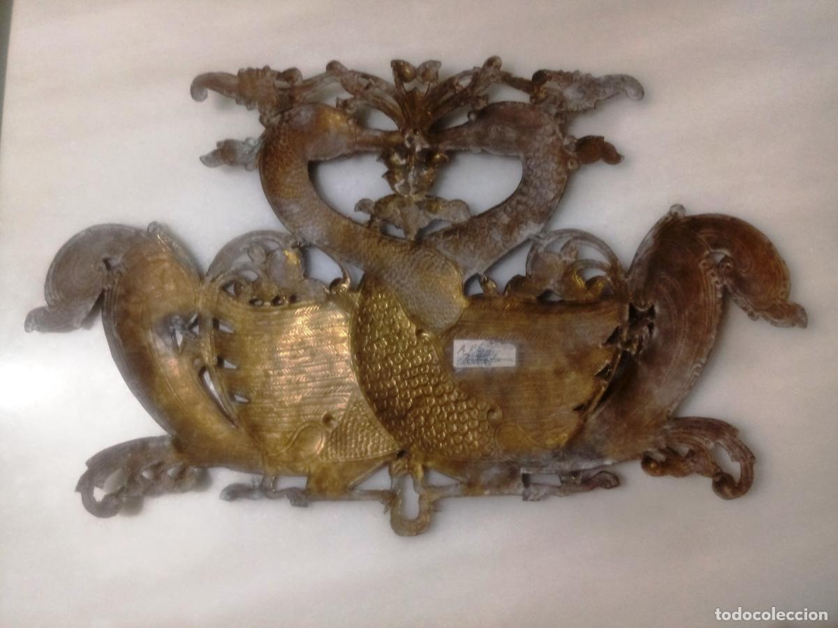Antig&uuml;edades: PLACA DE LAT&Oacute;N DECORATIVA - CISNES - Foto 13