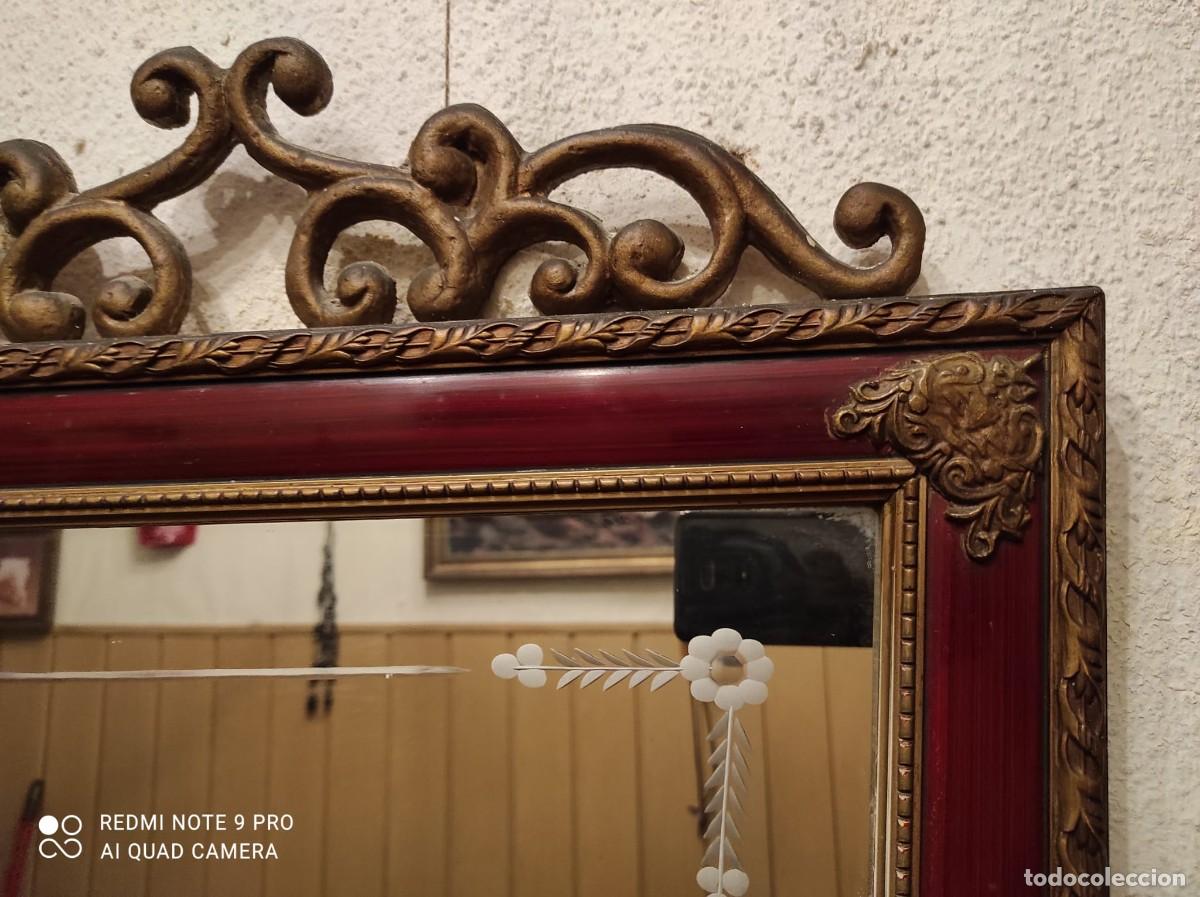Antig&uuml;edades: Espejo Biselado con marco de madera decorado - Foto 2