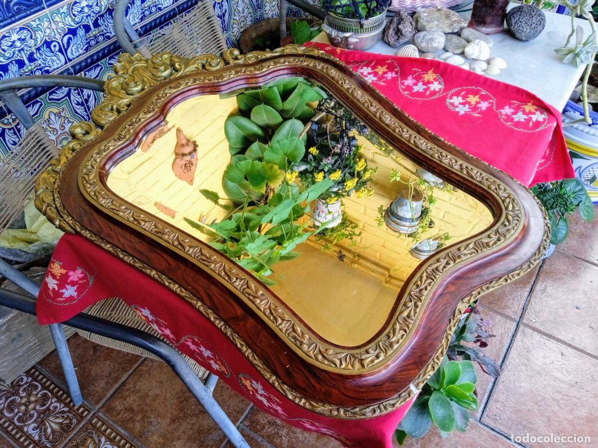 Antig&uuml;edades: Espejo antiguo biselado con marco de madera - Foto 1
