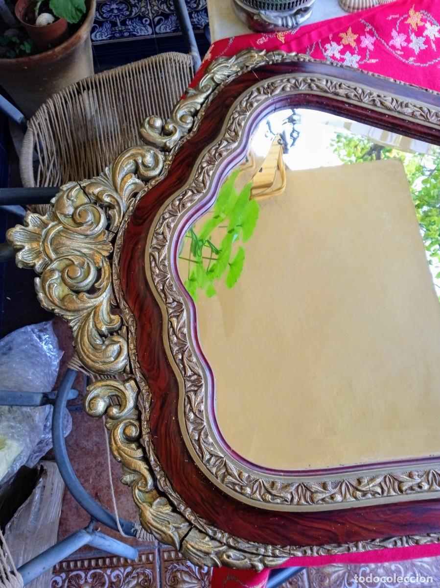 Antig&uuml;edades: Espejo antiguo biselado con marco de madera - Foto 2