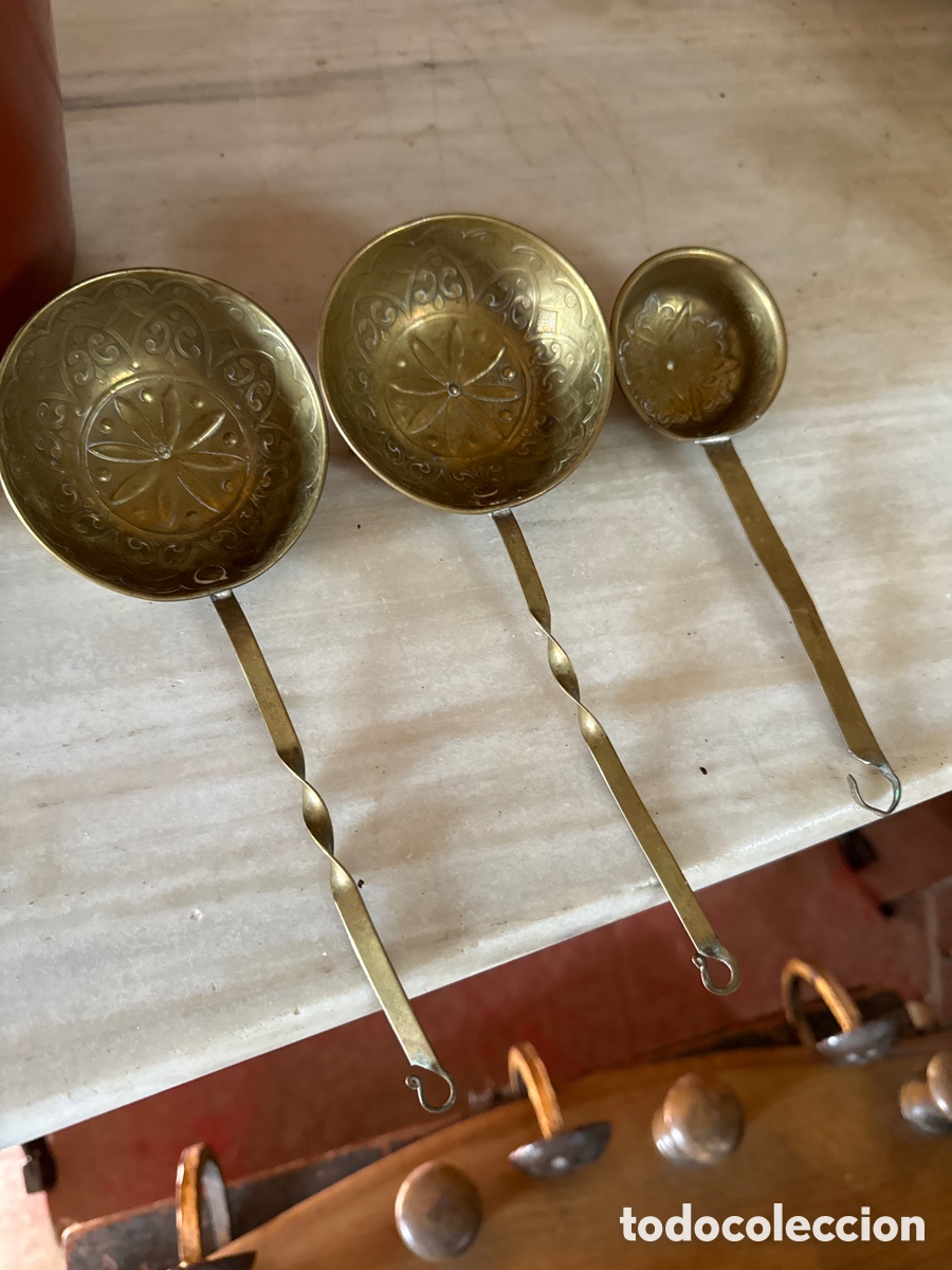 Antig&uuml;edades: Cucharones de bronce grabados - Foto 2