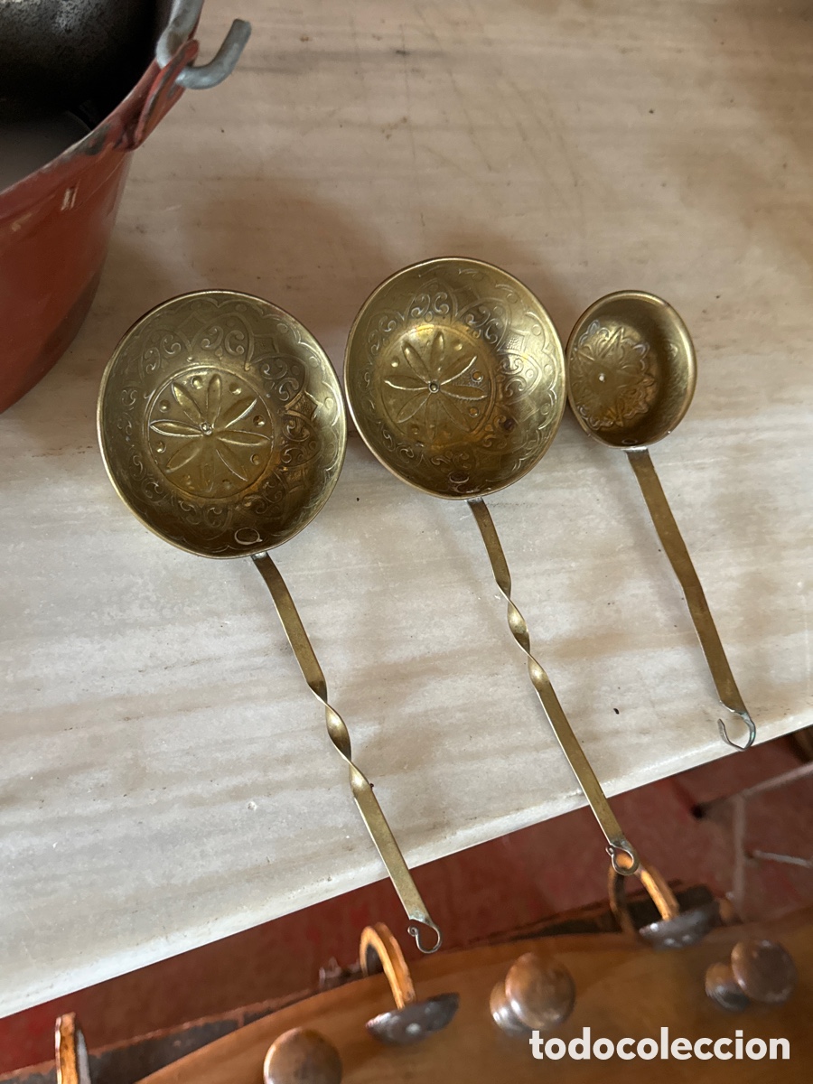 Antig&uuml;edades: Cucharones de bronce grabados - Foto 1