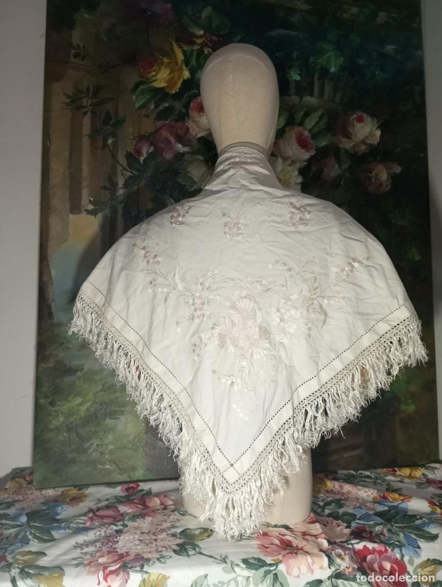 Antig&uuml;edades: MANTELETA DE ALGOD&Oacute;N BORDADA A MANO INDUMENTARIA TRADICIONAL. - Foto 1