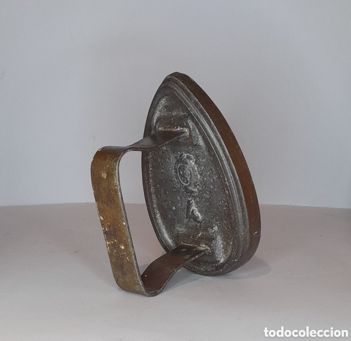 Antig&uuml;edades: Plancha antigua de hierro fundido. - Foto 1