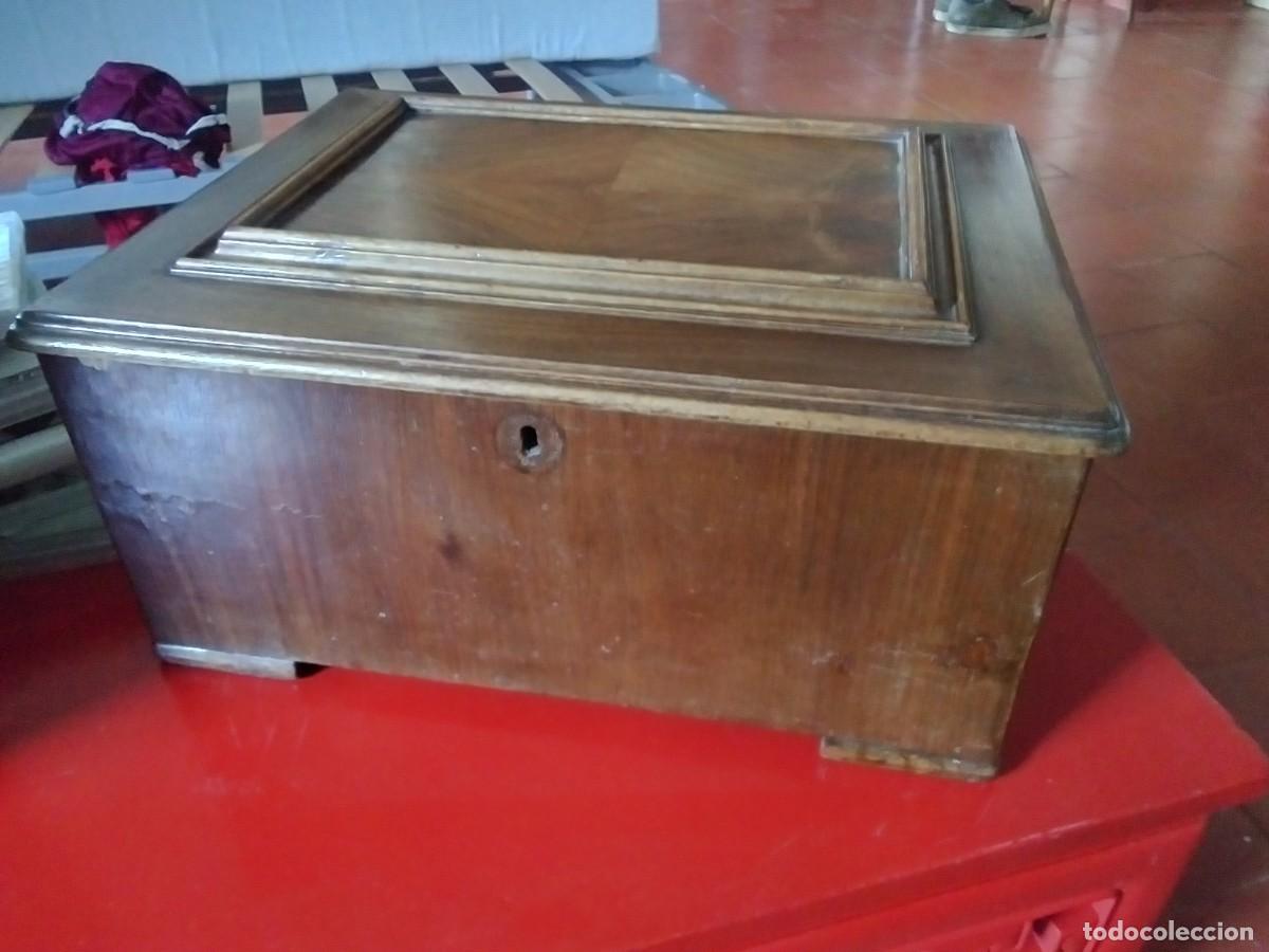 Antig&uuml;edades: Caja de gramofono en nogal MB Estado Nogal 45x35x25 una gran caja