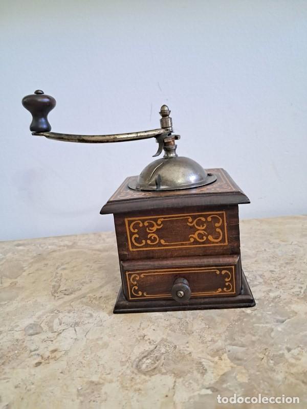 Oggetti Antichi: MOLINILLO DE CAF&Eacute; DE MADERA DECORADO CON BONITAS PINTURAS