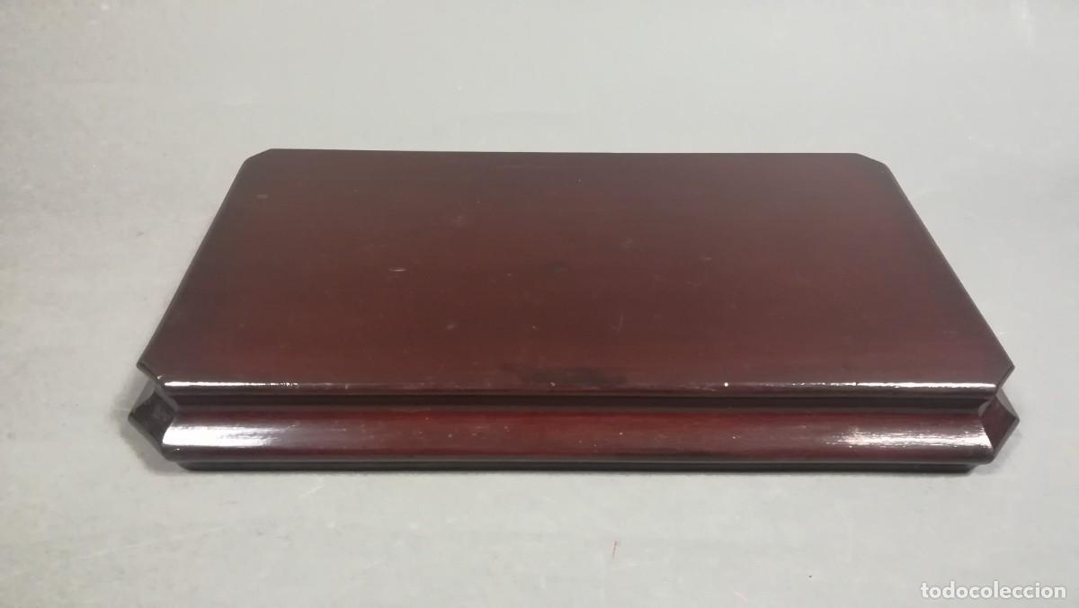 Antig&uuml;edades: BASE O PEANA DE MADERA RECTANGULAR TONO ROJIZO OSCURO - Foto 1